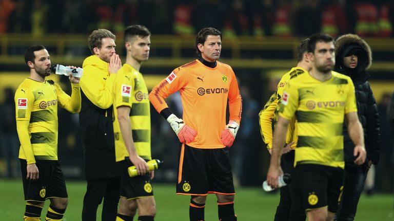 Die Spieler von Borussia Dortmund können das Remis im Derby schwer verkraften.