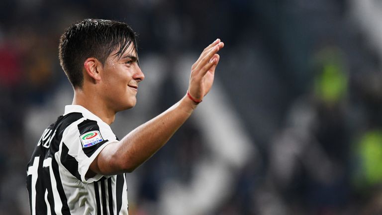 Auf den Fersen sind ihm zwei Profis: Paulo Dybala von Juventus Turin (11 Tore) und ...