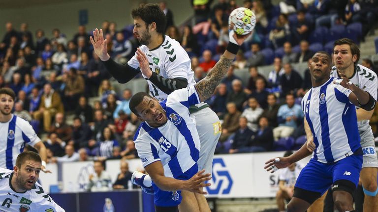 Die Füchse Berlin gewinnen das Hinspiel der dritten Quali-Runde beim FC Porto.