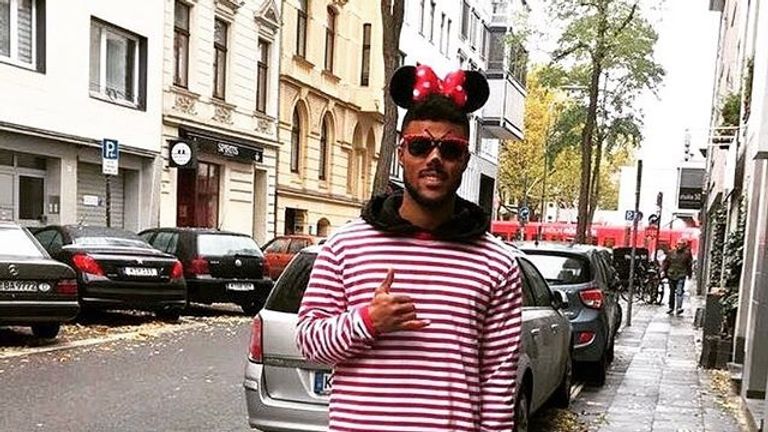Der ehemalige Bundesliga-Spieler Elias Kachunga beim Kölner Karneval, verkleidet als Mick... pardon, Minnie Maus. (Quelle:instagram.com/kache_9)