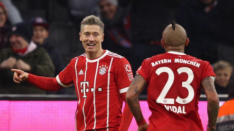 Lewandowski trifft doppelt gegen Bayern.