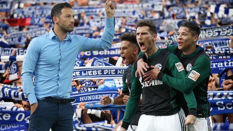 Für Domenico Tedesco (l.) läuft es in seiner ersten Saison auf Schalke rund.