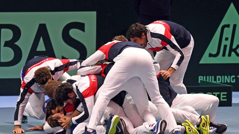 Der Jubel kennt keine Grenzen: Die Franzosen feiern den Davis-Cup-Triumph.