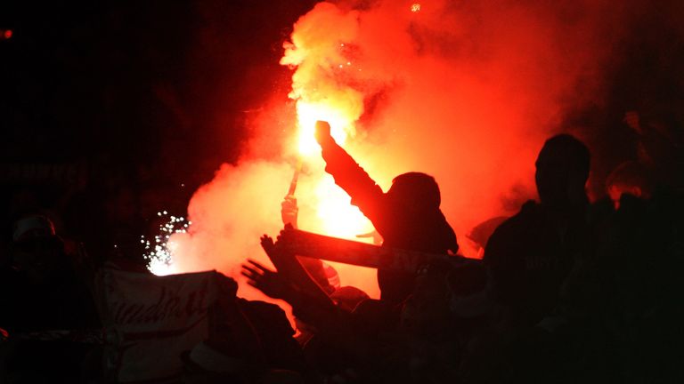 Wie der "Spiegel" berichtet, müssen vier Oberhausen-Fans ihren Führerschein abgeben.