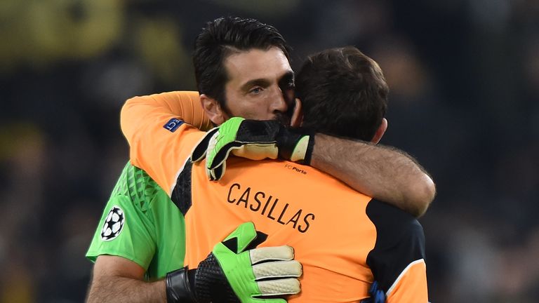 Welttorhüter unter sich: Gianluigi Buffon (l.) und Iker Casillas lieferten sich im Laufe ihrer Karriere zahlreiche große Duelle.