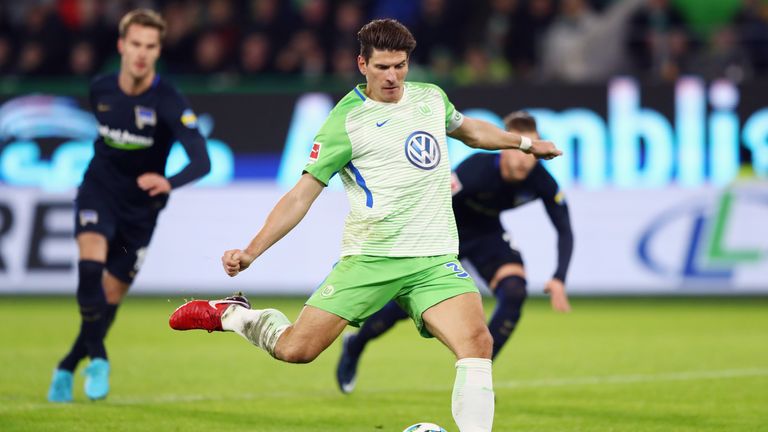 Mario Gomez vergibt einen Elfmeter, trifft dann aber später doch noch für Wolfsburg.