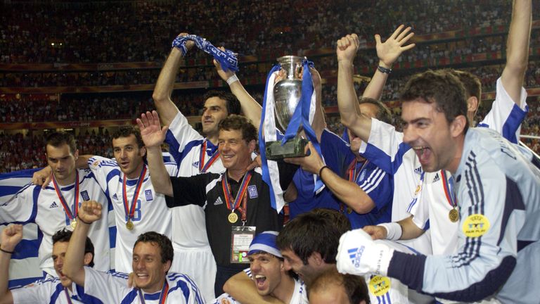 Otto Rehhagel gewinnt überraschend mit Griechenland 2004 den EM-Titel.