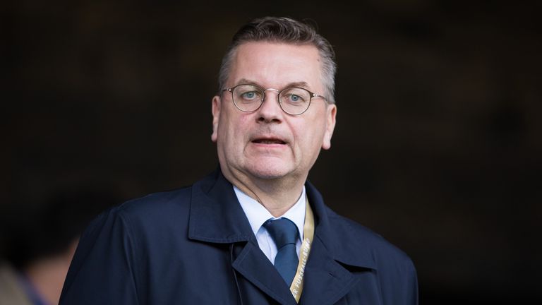 DFB-Präsident Reinhard Grindel ärgert sich über den Alleingang der Verantwortlichen für den Videobeweis.