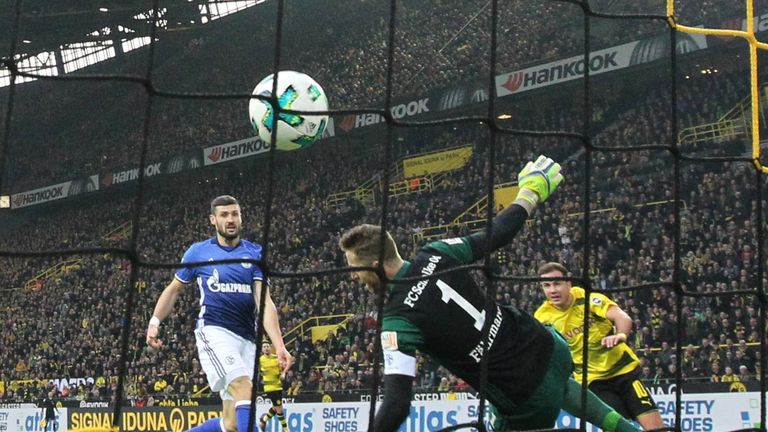 Mario Götze (r.) überwindet Schalkes Schlussmann Fährmann per Kopf.