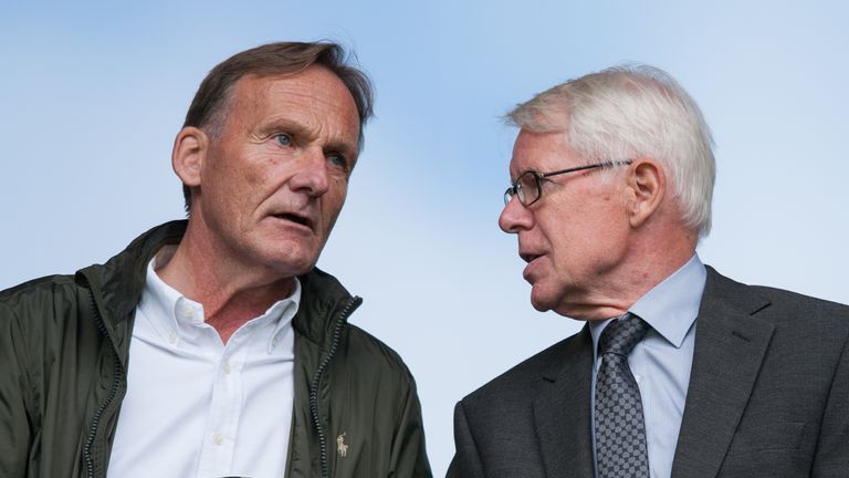 BVB-Präsident Reinhard Rauball spricht Boss Hans-Joachim Watzke das Vertrauen aus.