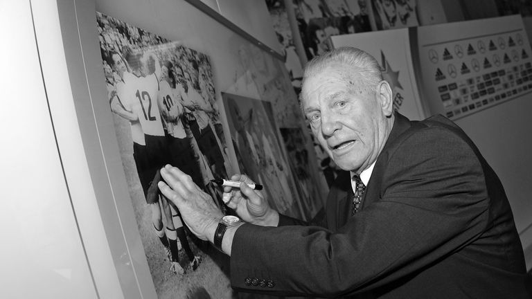 Köln-Legende Hans Schäfer ist im Alter von 90 Jahren verstorben.