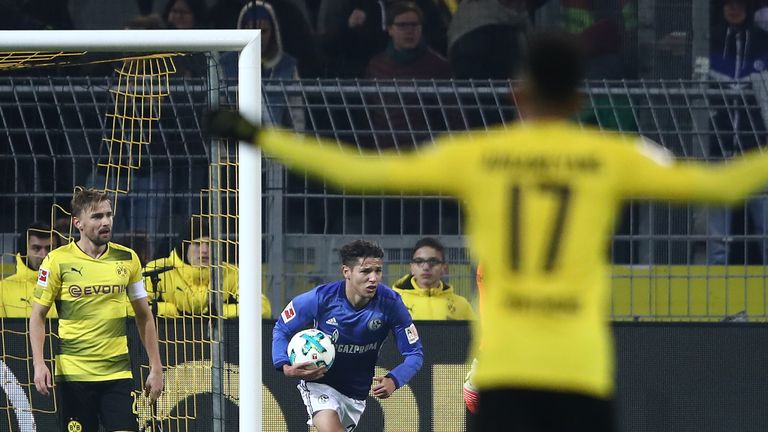 Die Aufholjagd begann mit Burgstallers Tor in der 61. Minute.  Vier Minuten später erzielte Harit sein erstes Tor im 12. BL-Spiel. Es war auch sein erstes Pflichtspieltor für Schalke.