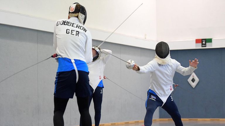 Training mal anders: Gemeinsam mit Fünfkampf-Olympiasiegerin Lena Schöneborn hat das Team von Trainer Pal Dardai an einem Fechttraining teilgenommen. (Quelle: hertabsc.de)