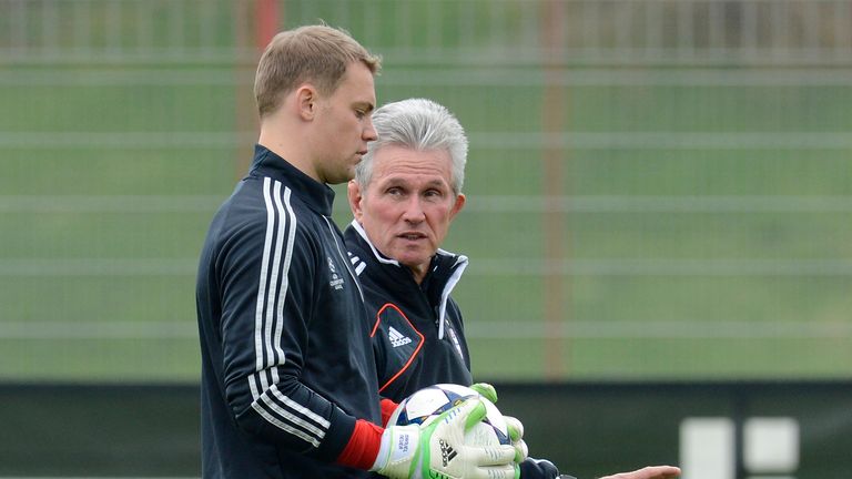 Bayern-Trainer Jupp Heynckes (r.) lässt Nationaltorhüter Manuel Neuer Zeit seine Verletzung auszukurieren.