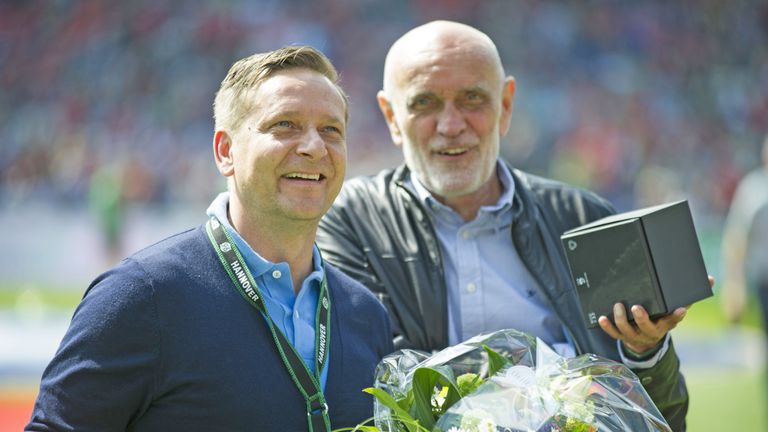 96-Sportchef Horst Heldt (l.) kündigt ein Gespräch mit Club-Chef Martin Kind noch für diese Woche an.