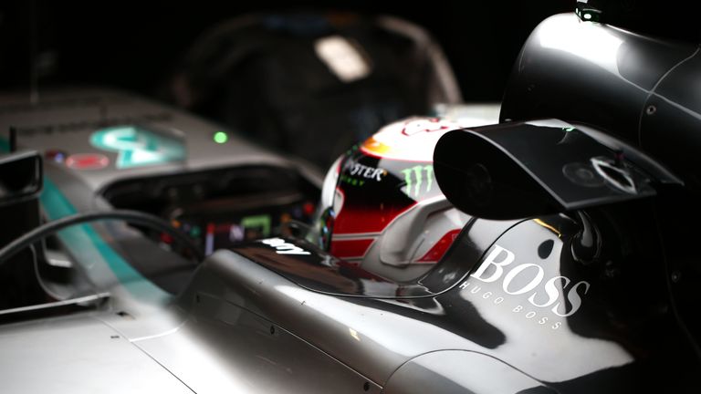 Das Logo von Hugo Boss ziert hier das Auto von Mercedes-Pilot Lewis Hamilton.