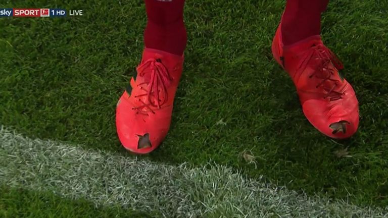 Mats Hummels schneidet aktuell Löcher in seine Schuhe.