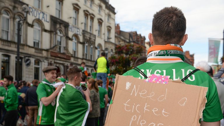In der Gruppenphase waren irische Fans heiß auf die Tickets. Sind sie es auch trotz verpasster WM? Wie wir sie kennen, bestimmt.