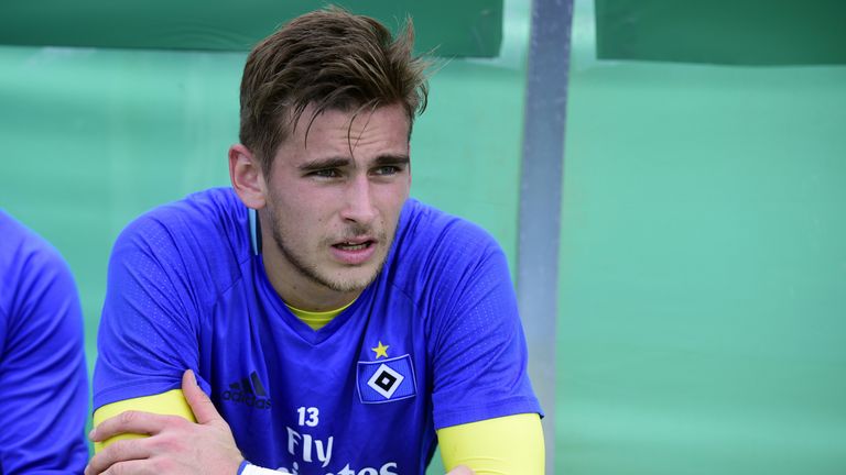 Julian Pollersbeck schaut in Hamburg nur von der Bank zu.