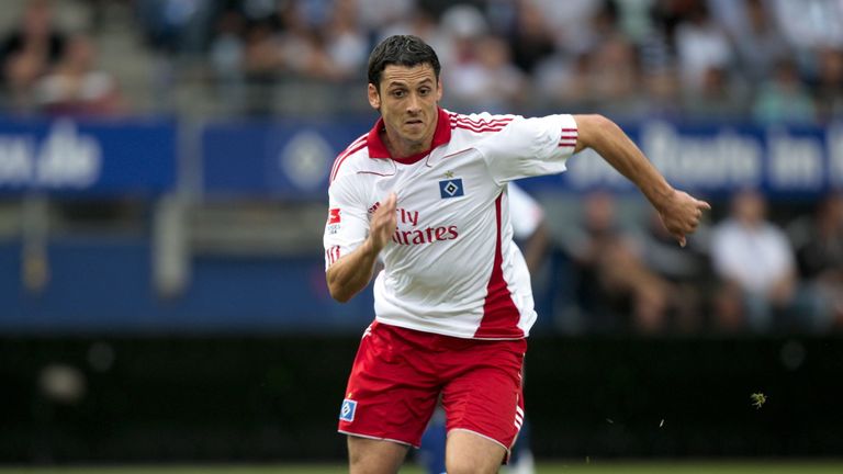 Im August 2010 kritisiert Kühne die Neuverpflichtungen. Den erforderlichen zentralen Mittelfeldspieler internationaler Klasse vermisst er im neuen Kader.