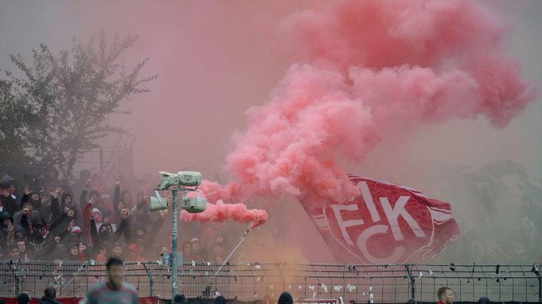 Die Pfälzer zündeten bei Holstein Kiel im Gästeblock mehrere Rauchkörper