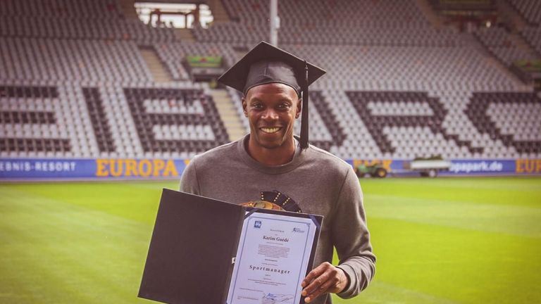 Schreibtisch statt Fußballplatz: Freiburg-Stürmer Karim Guede ist für die Karriere nach der Karriere vorbereitet und sein Studium erfolgreich abgeschlossen. Er ist nun zertifizierter Sportmanager. (Quelle: scfreiburg.com)
