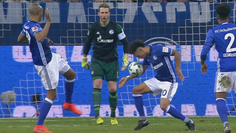 Schalkes Thilo Kehrer spielte gegen Wolfsburg den Ball mit der Hand.