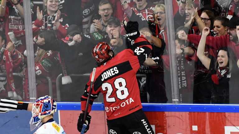 Die Kölner Haie feiern einen knappen Heimsieg gegen Krefeld.