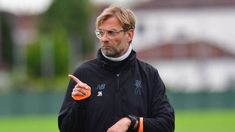 Jürgen Klopp ist nach kurzem Krankenhausaufenthalt wieder auf dem Trainingsplatz des FC Liverpool.
