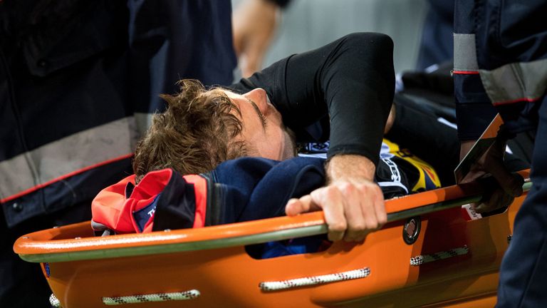 Christoph Kramer muss schon nach zehn Minuten vom Platz getragen werden.