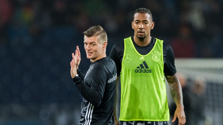 Joachim Löw muss gegen England wohl auf die beiden Mannschafts-Stützen Toni Kroos und Jerome Boateng verzichten.