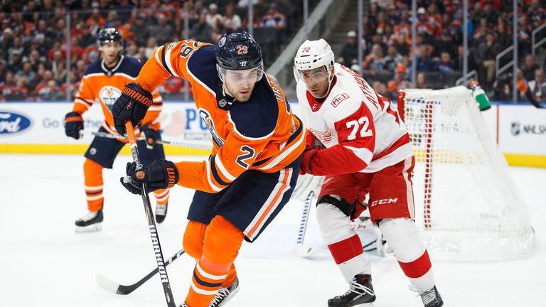 Leon Draisaitl (l.) kassiert mit Edmonton gegen Detroit bereits die neunte Saisonpleite.