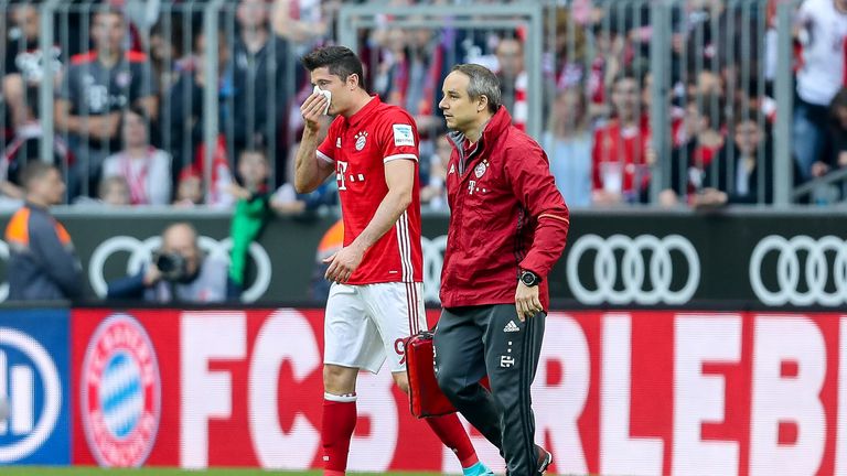 Dr. Braun (r.) bittet den FC Bayern ihn von den Tätigkeiten zu entbinden.