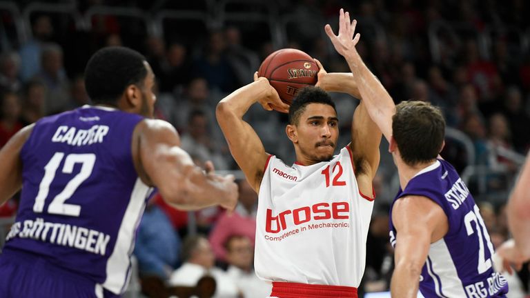 Maodo Lo (M.) ist bester Werfer der Bamberger beim 100:61-Sieg gegen Göttingen.