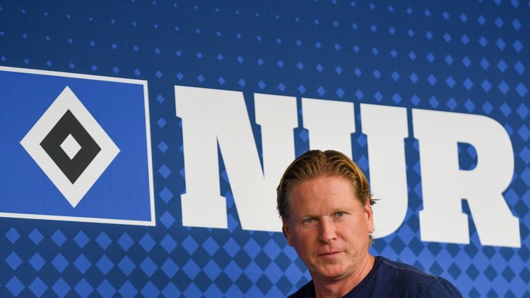 Nach dem diesjährigen Pokal-Aus in Osnabrück in der ersten Runde erhöht Kühne den Druck auf Trainer Markus Gisdol. Der Trainer muss viel mehr an der Mannschaft arbeiten.