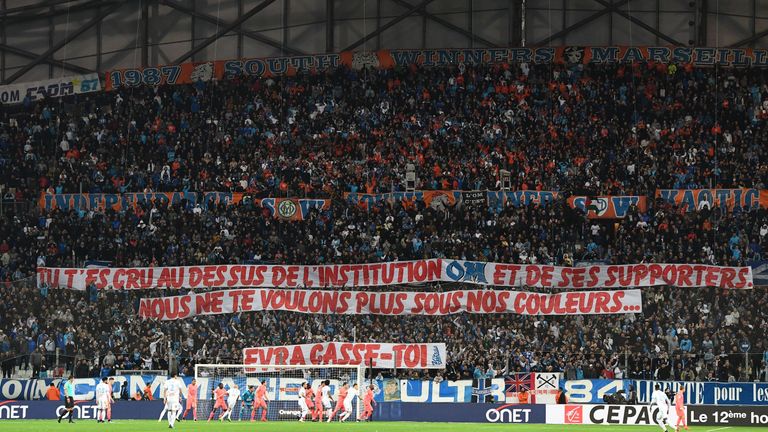 Marseille-Fans halten während der Partie gegen SM Caen ein Spruchbänder hoch.