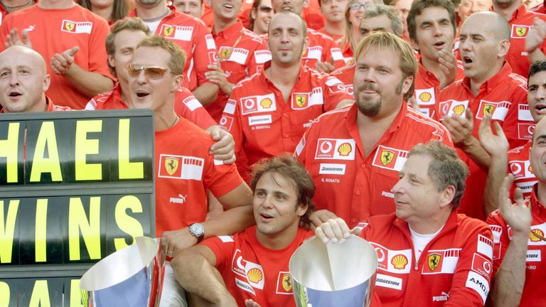 Mit Schumacher feiert Felipe Massa bei Ferrari viel. Hier 2006 in Monza.