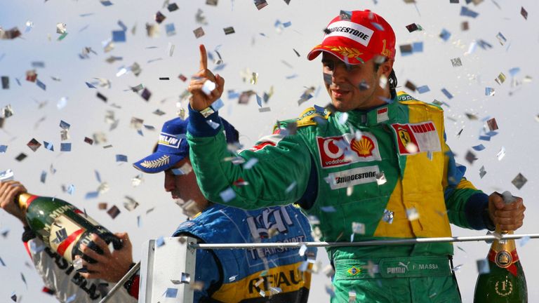 Beim Heimrennen in Brasilien gelingt Massa im speziellen Outfit der Coup. Er siegt in Interlagos.