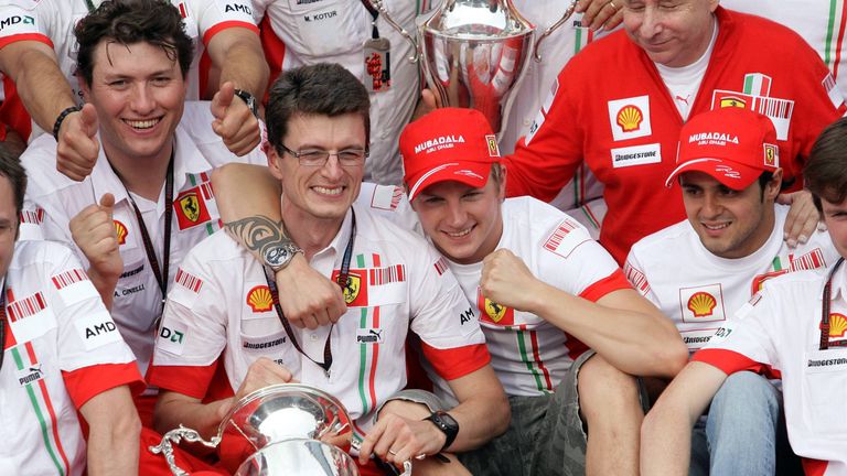 Auch der neue Ferrari-Teamkollege Kimi Räikkönen weist Massa sportlich in die Schranken. Der Iceman wird 2007 Weltmeister.