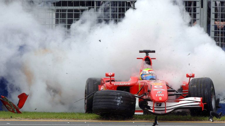 Australien 2006: Massa kracht im Ferrari spektakulär in die Mauer.
