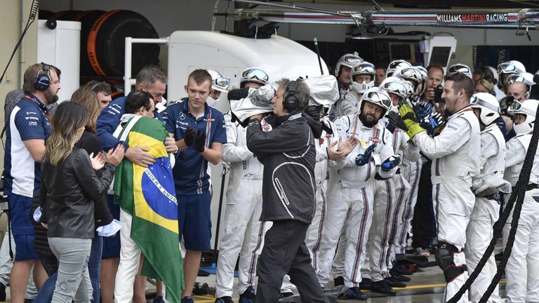 Standing Ovations beim Williams-Team für die lebende F1-Legende.