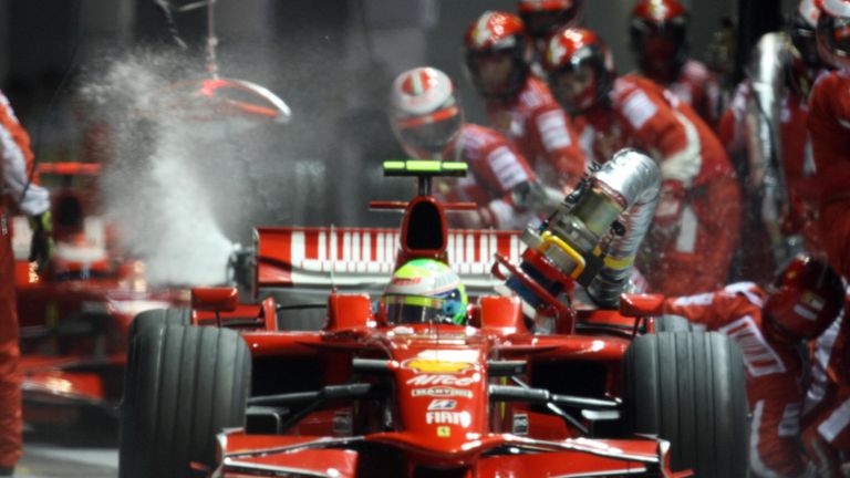 2008: Ein Fehler, der Massa am Ende um den WM-Titel bringt. In Singapur fährt der Ferrari-Pilot aus der Box, obwohl der Tankschlauch noch im Auto steckt. Dadurch fällt Massa von der Spitze ans Ende des Feldes zurück und verpasst die Punkteränge. 