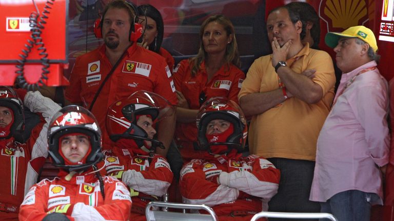 Entsetzen in Brasilien bei Ferrari und Papa Massa (ganz rechts): Lewis Hamilton wird mit nur einem Zähler Vorsprung Weltmeister vor Felipe. So nah kommt Massa dem Titel nie mehr wieder.