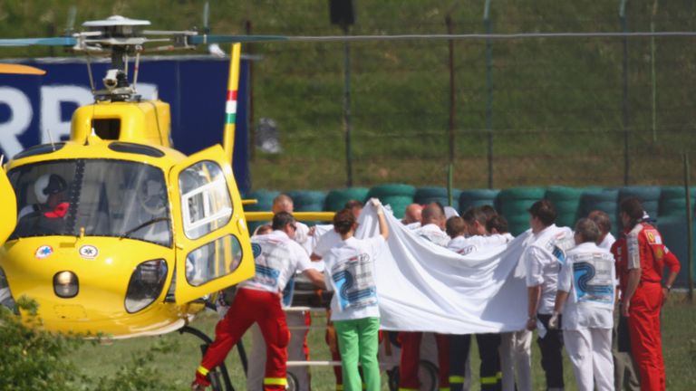 Felipe Massa wird nach seinem Horror-Unfall zum Rettungshubschrauber gebracht. Ein Tuch soll den Verletzten vor neugierigen Blicken schützen.