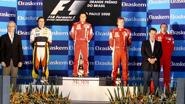 Während Sieger Massa auf dem Podium steht, feiert Lewis Hamilton seinen ersten Titel. Mit einem Überholmanöver in der vorletzten Kurve, sicherte sich der Brite Platz fünf in Brasilien - und wird dadurch F1-Champion.
