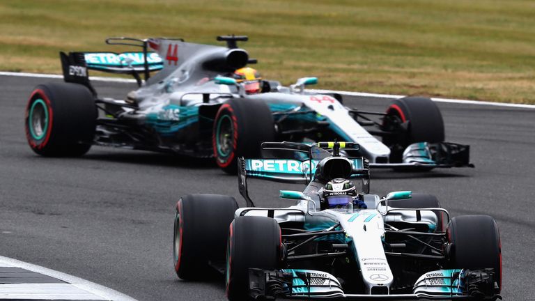 Die beiden Mercedes-Piloten führen in Brasilien das Feld an.