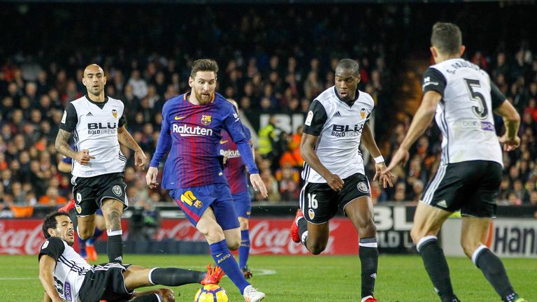 Ein regulärer Treffer von Lionel Messi wird nicht anerkannt.