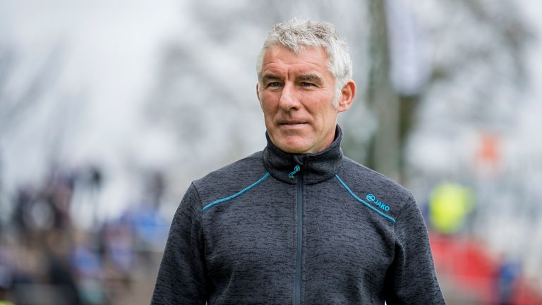 Mirko Slomka: Nach nur drei Monaten ist für den 50-Jährigen beim Karlsruer SC Schluss. 'Den einzigen Vorwurf den man ihm machen kann: Er hat zu wenig Punkte geholt' kommentiert Sportdirektor Oliver Kreuzer das Aus.