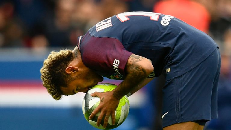 Damit stellen die beiden auch Superstar Neymar in den Schatten. Der 222-Millionen-Mann steht nach 8 Spielen bei 7 Treffern (Platz 5). 