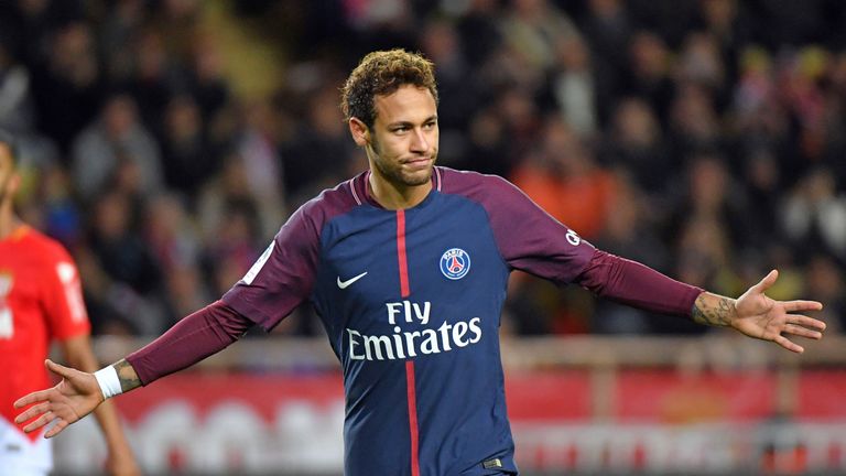 Neymar führt bei PSG offenbar ein Leben wie Gott in Frankreich.
